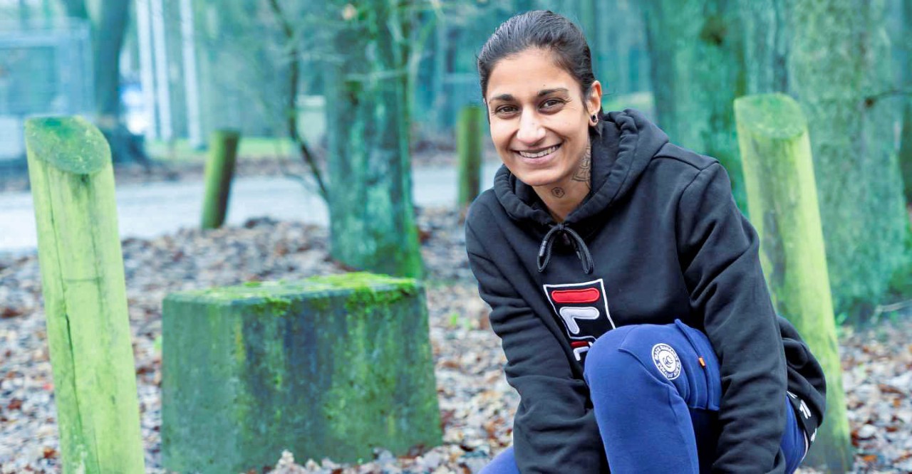 Samee strikt schoenen in het bos