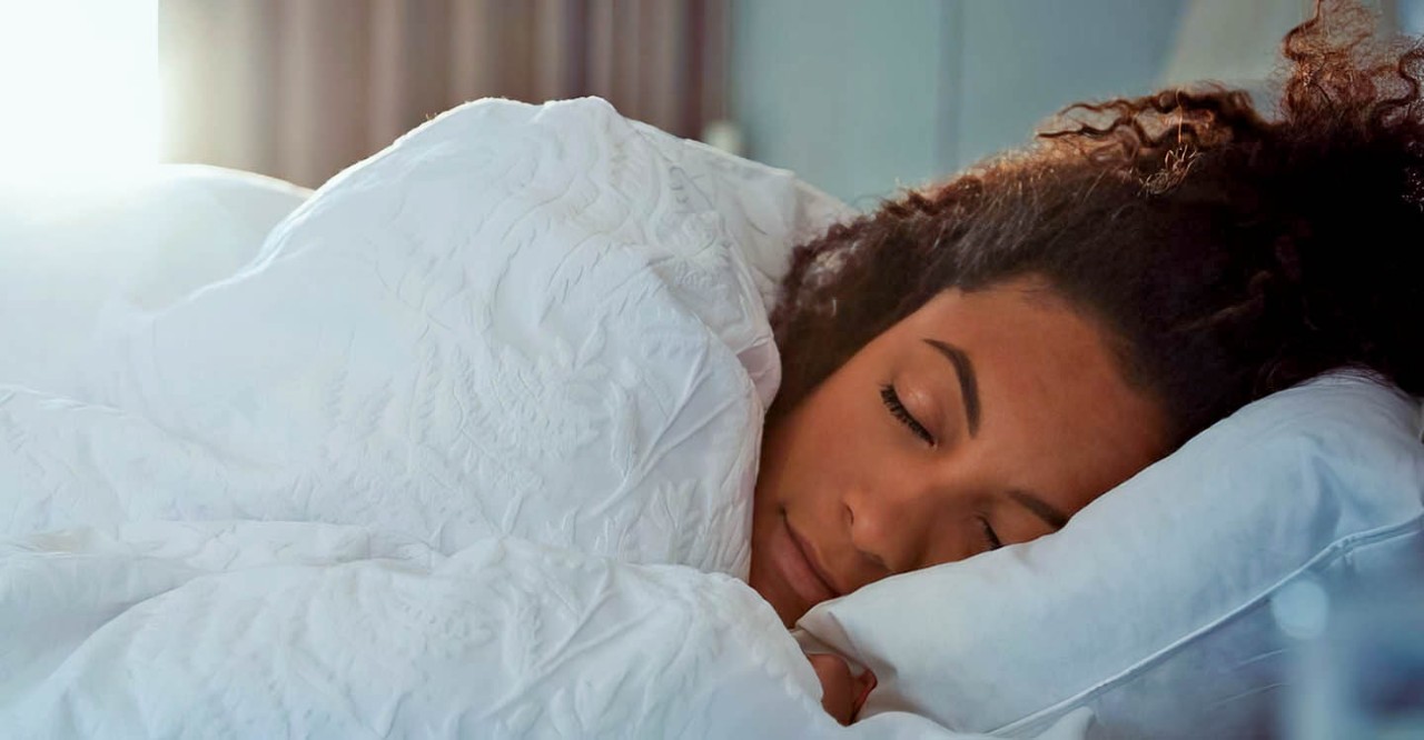 vrouw-ligt-in-bed-te-slapen