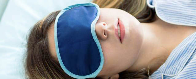 vrouw slaapt met oogmasker op
