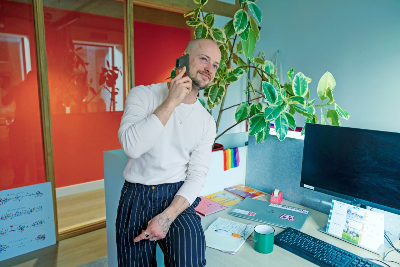 Mat aan telefoon op kantoor