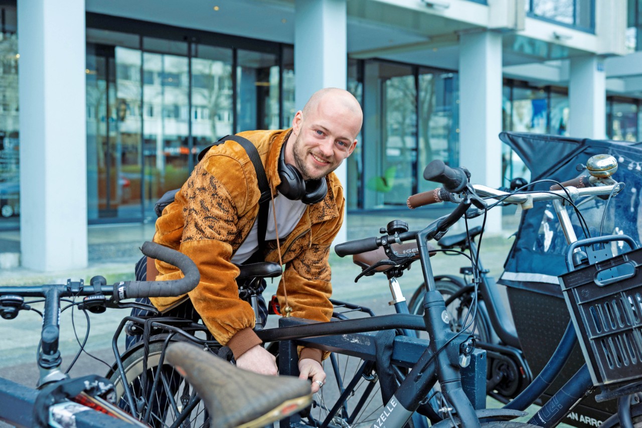 Mat zet fiets op slot