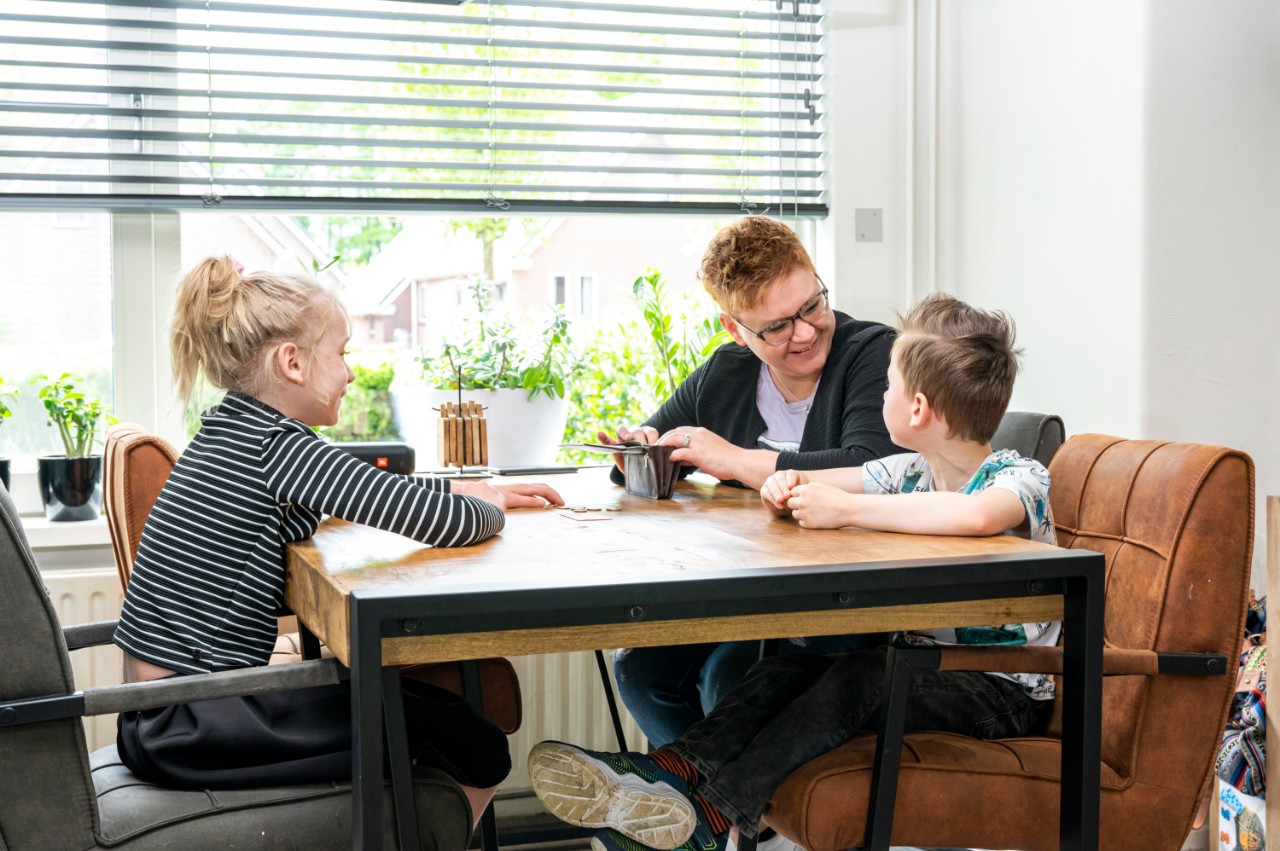 DE BEELDREDAKTIE / MARCEL J. DE JONGT.B.V. PFZW GOED BEZIG ONLINEALTEVEER D.D. 18.05.2021MUKADDER CHRISTIANS EN HAAR KINDERENDe geportretteerde is Mukadder Christians. Mukadder werkt als begeleider en verzorgende IG bij een zorginstelling voor mensen met een verstandelijke beperking.Achtergrondinformatie:Mukadder heeft een dochter van 9 en een zoon van 6. Op platform Goed Bezig vertelt ze uit eigen ervaringervaring hoe makkelijk/moeilijk het is om kinderen in die leeftijd bewust te maken van de waarde van geld. Hoe belangrijk is het dat kinderen zich beseffen wat de waarde van geld is. Voor nu en voor later?