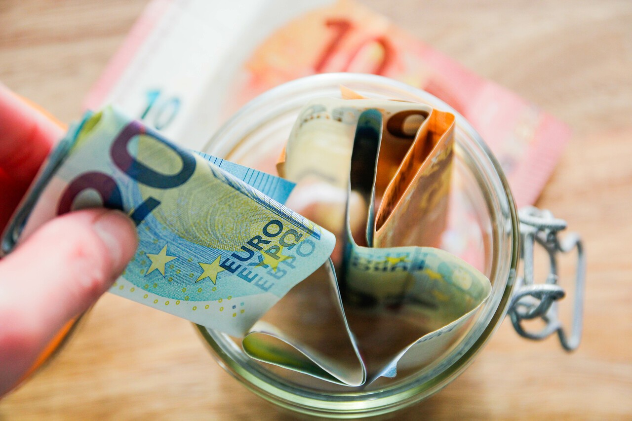 Geld eurobiljetten in potje