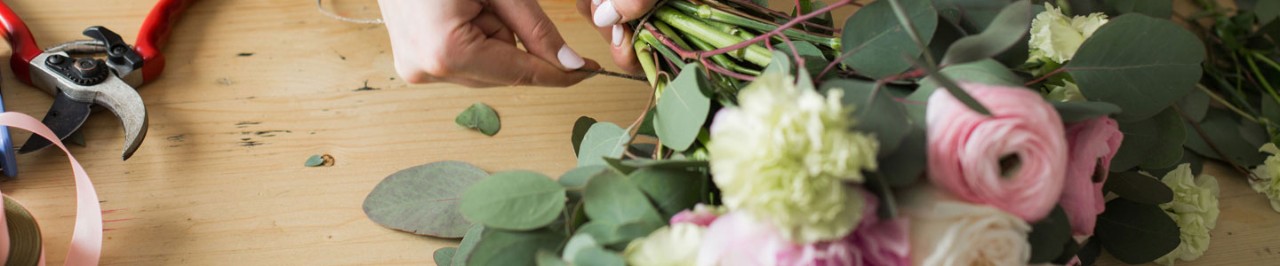 manon-leijten-bloemist-bindt-bloemen.jpg