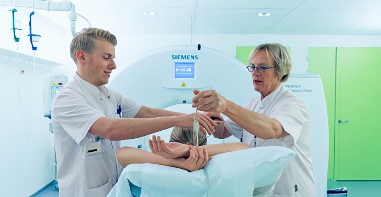 Lars en Agnes installeren apparatuurdraden