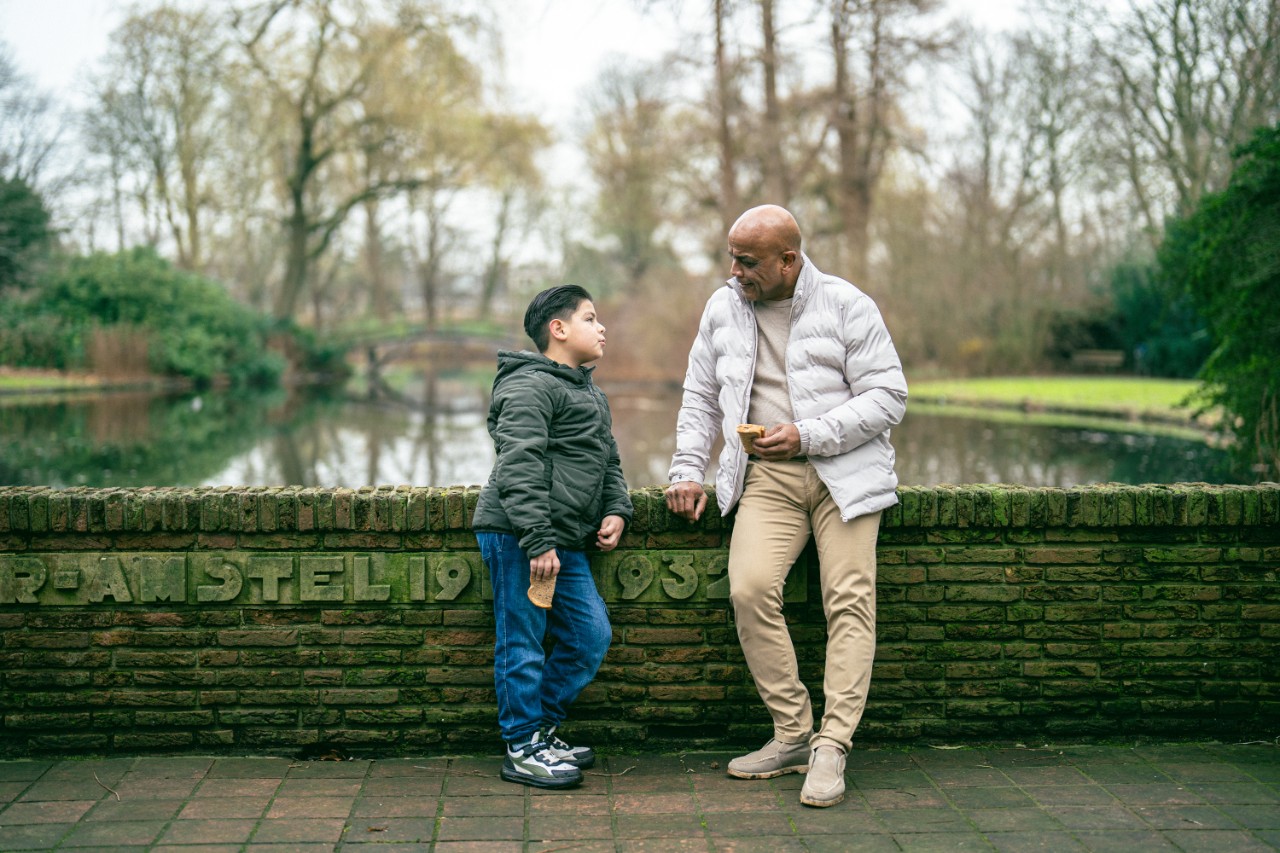 opa met kleinkind kletsen in park