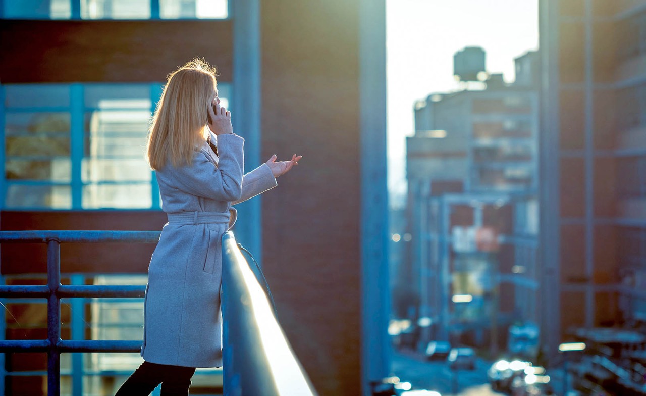 vrouw belt op een balkon