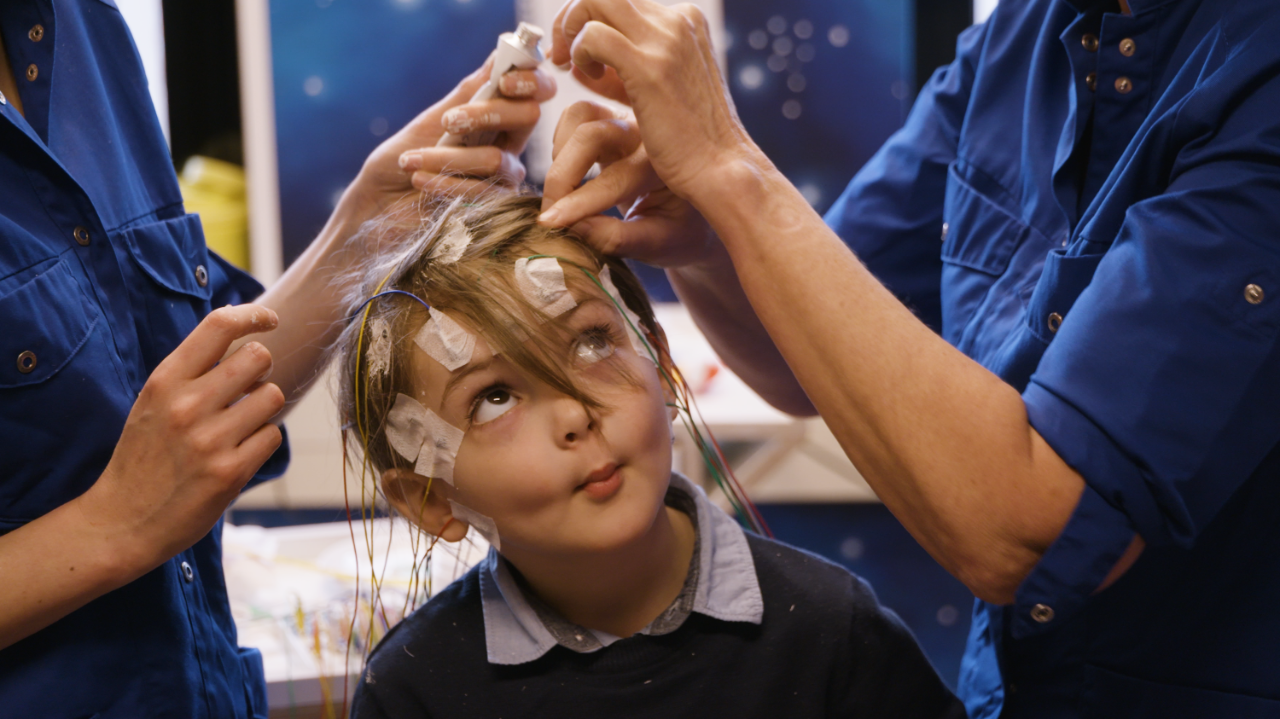 Anthony krijgt plakkers op zijn hoofd