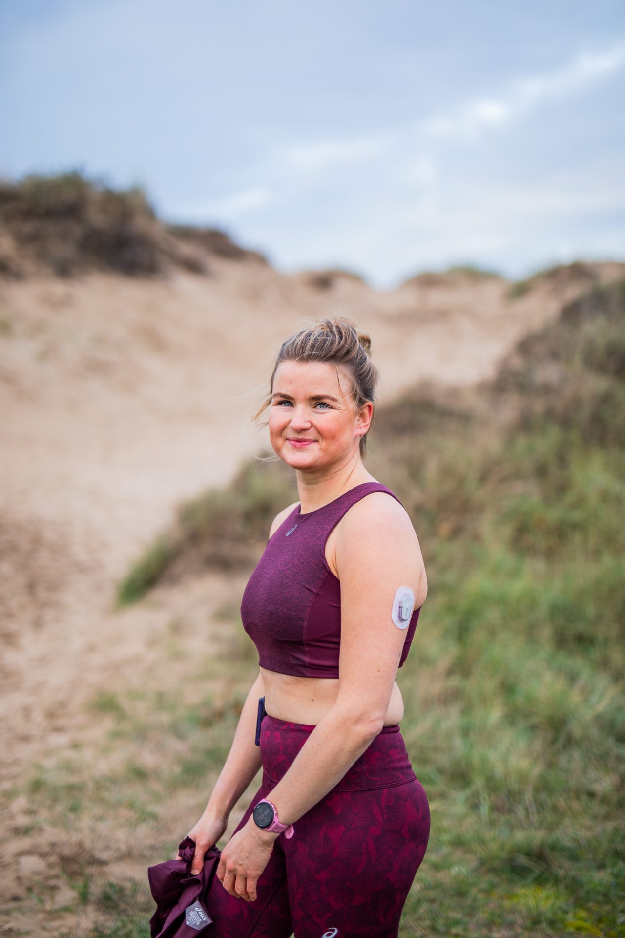 Roos in haar hardloopkleding tijdens haar training in de duinen