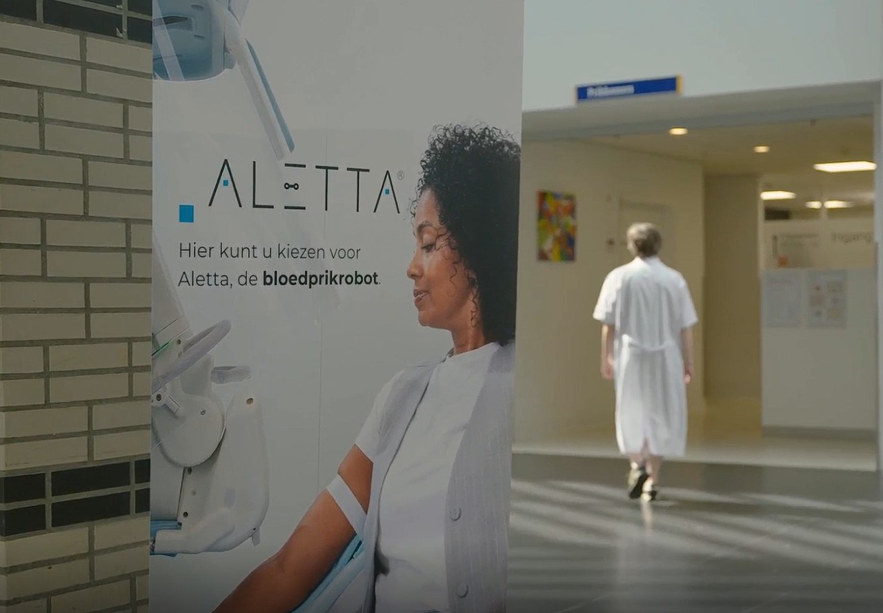 Benedicta in de deuropening van haar nieuwe woning