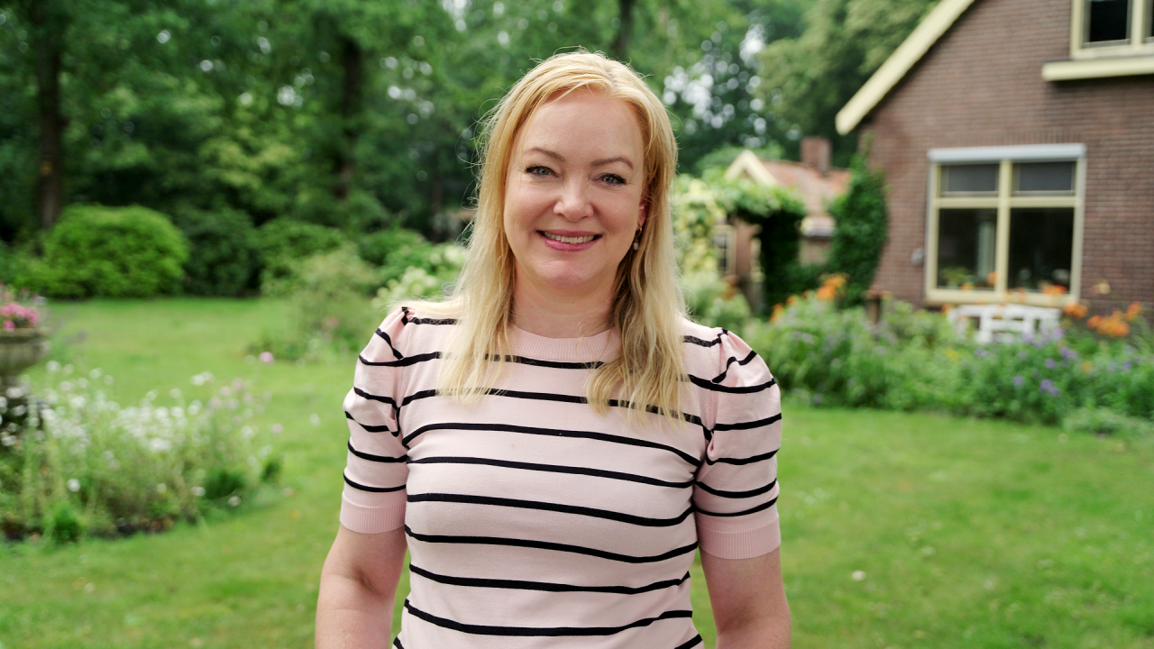 Benedicta in de deuropening van haar nieuwe woning