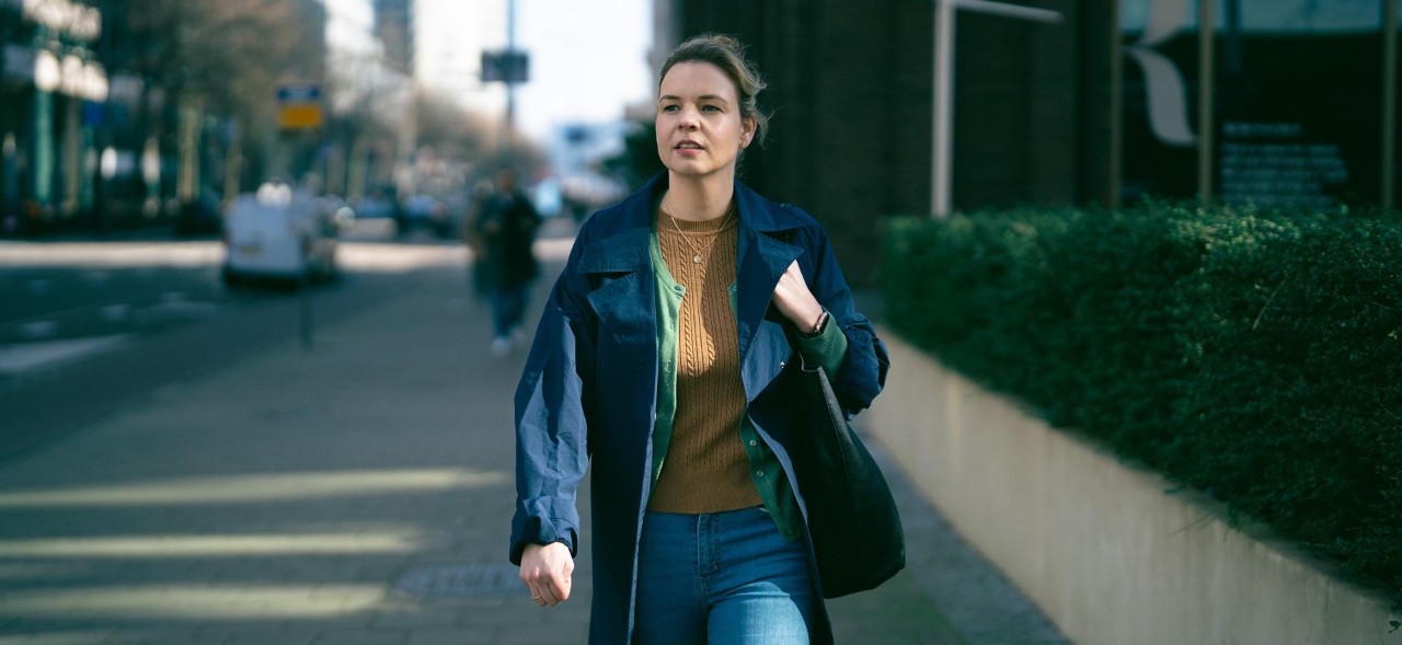 Vrouw loopt over straat