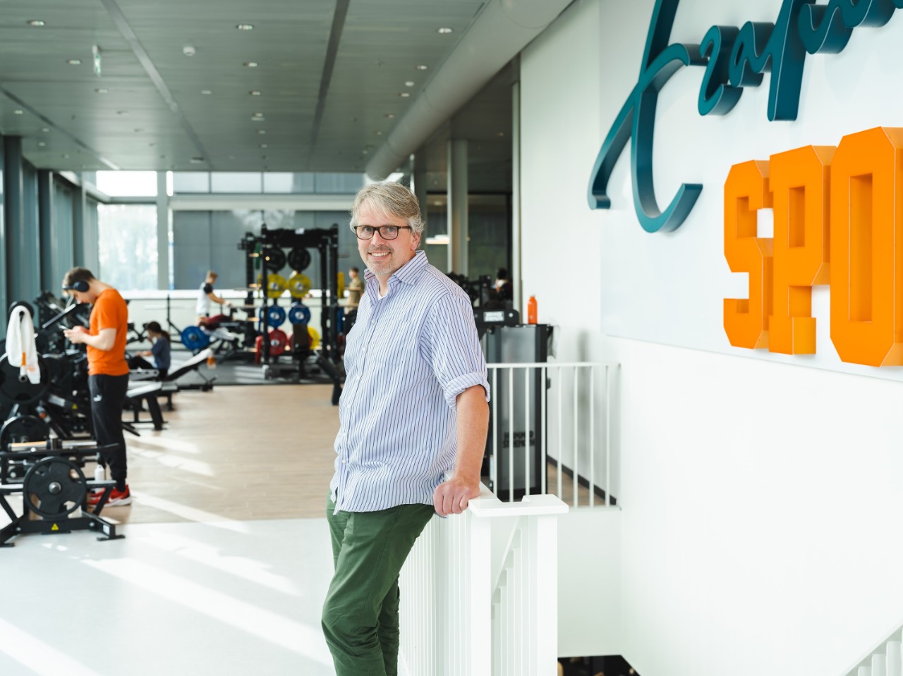 Jon de Ruijter van Erasmus Sport staat in een fitnessruimte