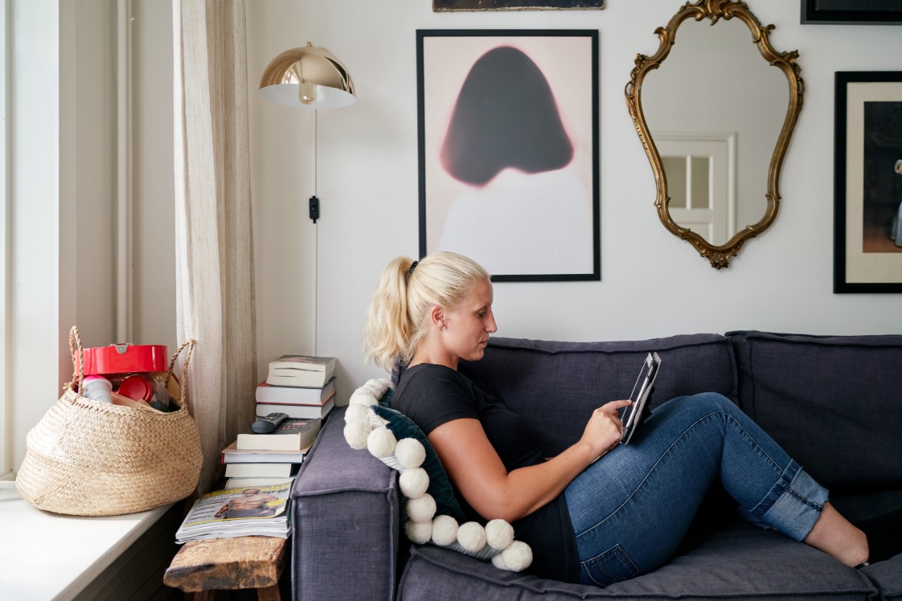 Vrouw met iPad op de bank