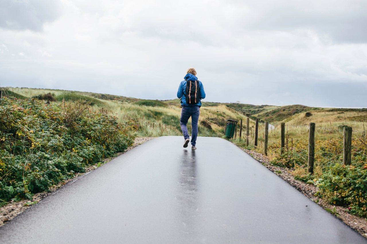 Meneer wandelt in de duinen