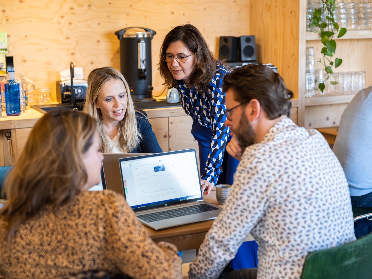 Actiefoto van een Lerend Netwerk in Deventer. Op de foto gaan deelnemers in gesprek hoe gebruik te maken van het HR-dataportaal.