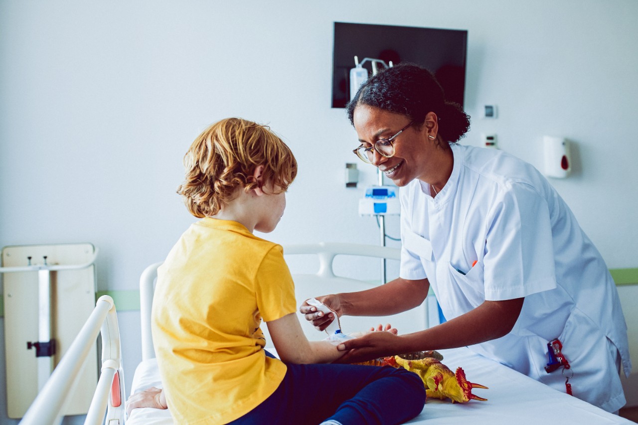 Apotheker bekijkt een recept bij een ladenkast