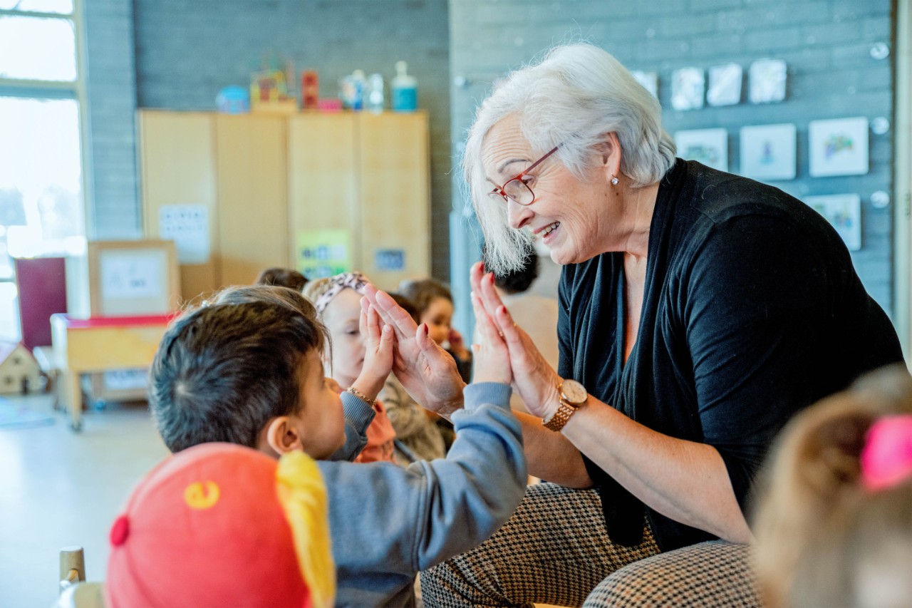 Een grafiek met de loonkloof sector